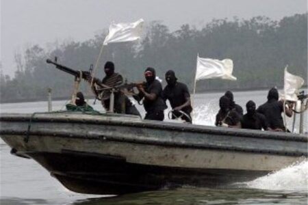 تلاش برای گروگانگیری و ربودن یک کشتی ایرانی در آب‌های سرزمینی