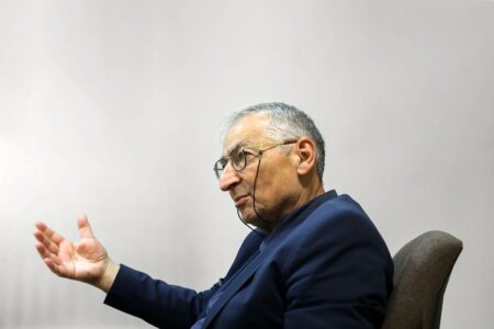 دفاع زیباکلام از افزایش قیمت بنزین / بنزین ۵ هزار تومانی تیشه به ریشه منافع ملی ایران می‌زند!