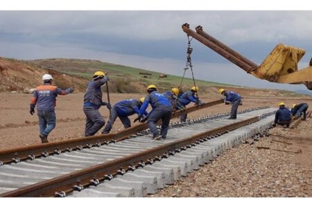 سردار رحمانی: ریل‌گذاری راه‌آهن ایرانشهر – خاش به پایان رسید