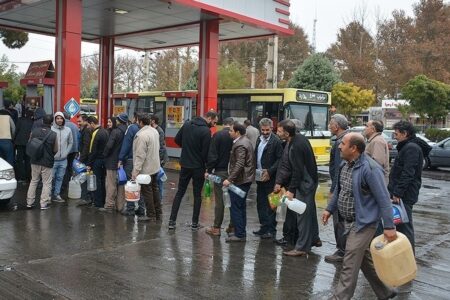 شوک افزایش قیمت بنزین در ساعت ۲۴ / سوخت‌گیری مردم با گالن و بشکه جنجال به پا کرد