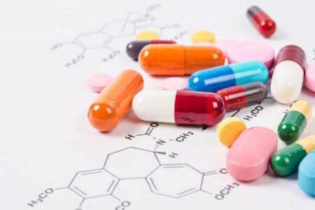تبلیغ غیرقانونی دارو روی تابلوهای درمانگاه؛ نهاد ناظر کجاست؟