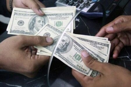 سبقت عرضه از تقاضا در بازار؛ چرا ارز آزاد و رسمی دو قطب مخالف آهن ربا شده اند؟