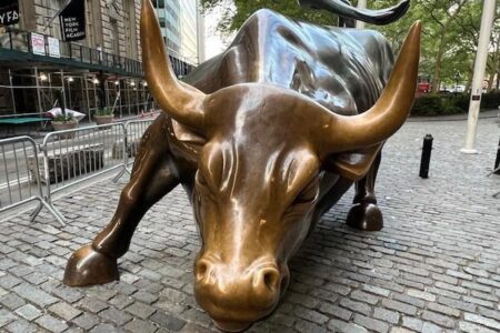 وال‌استریت سبزپوش شد؛ نفت برنت در اوج شش‌ماهه باقی ماند