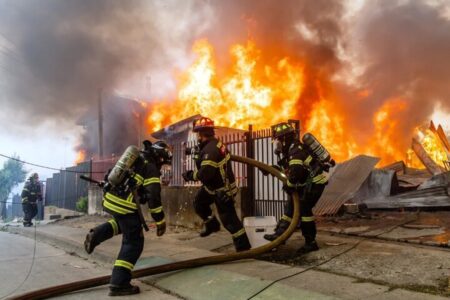 آتش‌سوزی در ساختمان چهارطبقه انقلاب/ ماجرای حادثه چه بود؟
