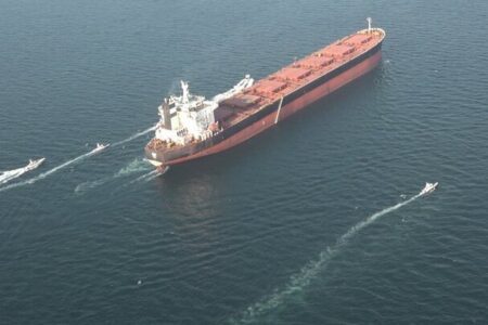 تصمیم آمریکا درباره تردد کشتی‌ها در بنادر ایران / بازار نفت در انتظار تحولات جدید