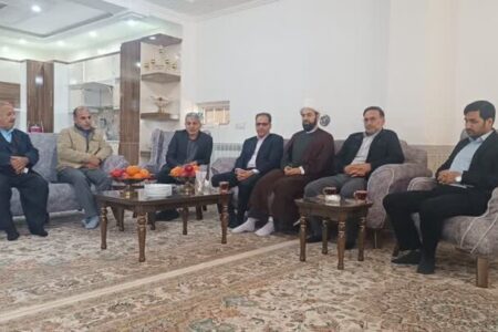 مسئولان چگنی با خانواده شهید «احمد میرزاوند» دیدار کردند.