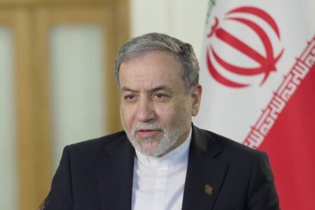هشدار عراقچی: اگر می‌خواهید در امان باشید بهتر است منطقه را ترک کنید
