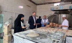 نانوایی‌های سیار در مسیر تشییع مستقر می‌شوند